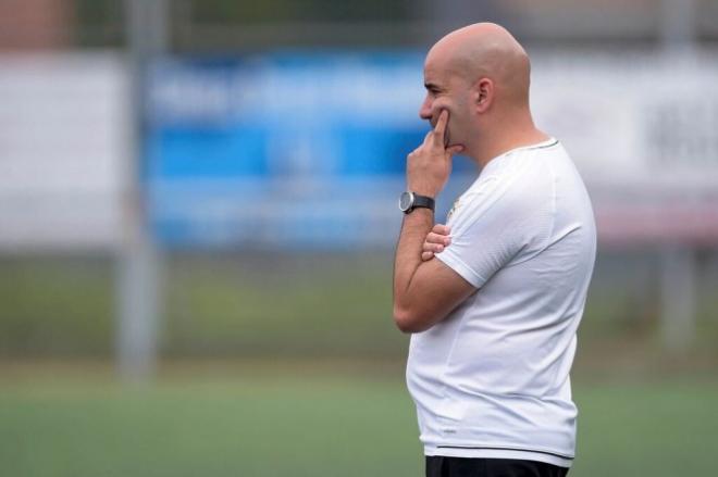 Pedro Arboleya al frente del Real Oviedo Femenino (Foto: Real Oviedo)