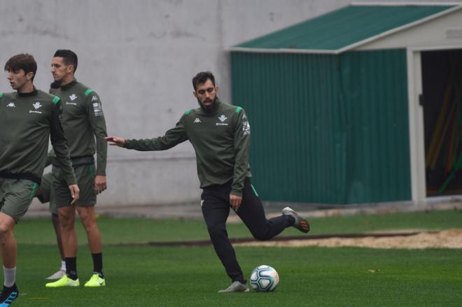 Borja Iglesias, en un entrenamiento con el Real Betis Balompié (Foto: Kiko Hurtado).