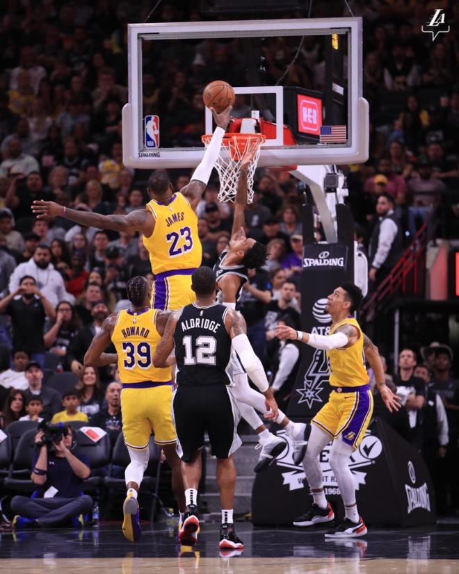 LeBron James anotando en la victoria de los Lakers sobre los Spurs en la NBA (Foto: @Lakers).