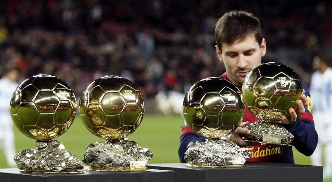 Leo Messi posa con sus trofeos del Balón de Oro (Foto: EFE).