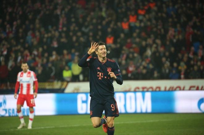 Lewandowski, el deseo de Florentino, celebra sus cuatro goles ante el Estrella Roja.