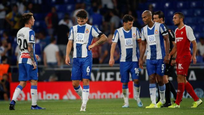 Los jugadores de Espanyol, cabizbajos, tras sufrir una derrota en LaLiga (Foto: EFE).