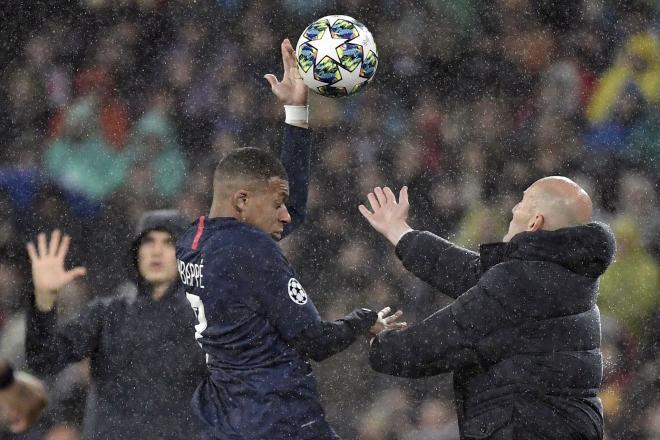 Zidane y Mbappé, intentando coger un balón.