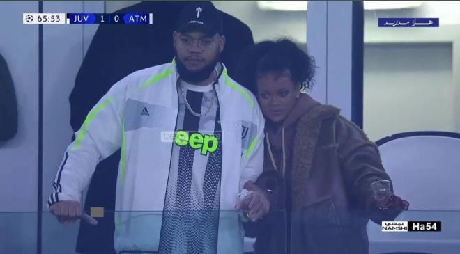 Rihanna, presente junto a su acompañante durante el Juventus-Atlético de Madrid disputado en el Juventus Stadium.