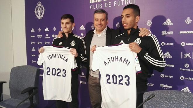 Toni Villa y Anuar, junto a Miguel Ángel Gómez, tras la renovación de ambos jugadores.