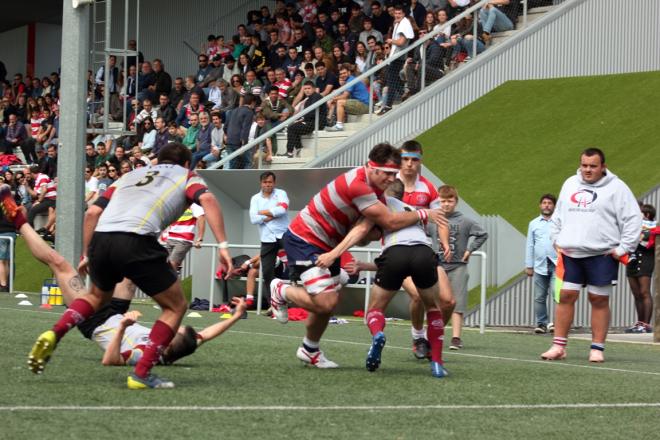 Intensidad la del Universitario Bilbao Rugby como en este duelo contra el Salamanca Rugby.