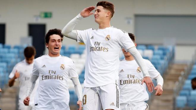 Uno de los jugadores del Real Madrid celebra uno de los tantos del equipo juvenil.
