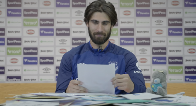 André Gomes, leyendo las cartas que le han mandado los aficionados (Foto: Everton).