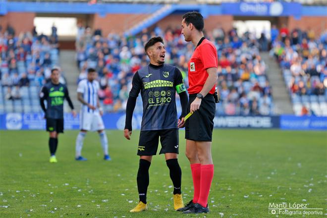 El colegiado, Rubén Ruipérez Marín, en el partido Recre-El Ejido. (Manu López/Albiazules.es).