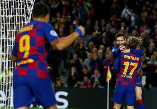 Messi celebra su gol con Griezmann.
