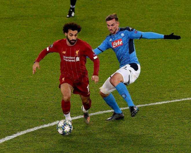 Fabián trata de arrebatar un balón a Salah (Foto: LFC).