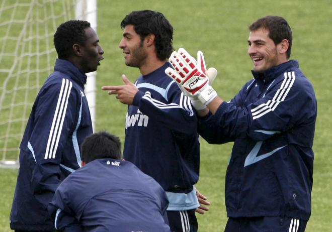 Mahamadou Diarra (i), Miguel Torres (c) e Iker Casillas bromean durante el entrenamiento con el Real Madrid (Foto: EFE).