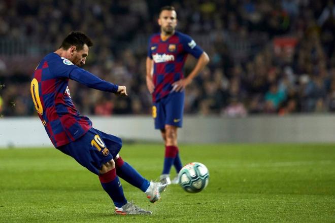 Leo Messi golpea el balón en una falta.