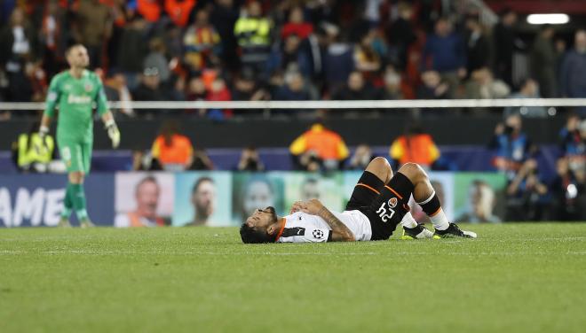 Garay hizo un esfuerzo titánico en el Valencia - Chelsea (Foto: David González)