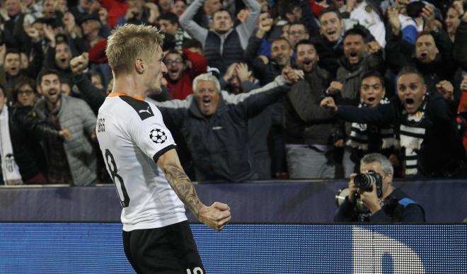 Daniel Wass celebra su gol en el Valencia-Chelsea (Foto: David González).