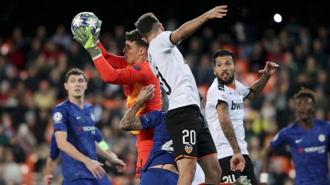 Jaume Costa y Garay tuvieron algún problema físico durante el Valencia-Chelsea (Foto: UEFA).