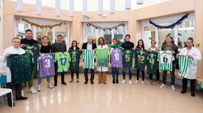 Entrega de las 'Batas más fuertes' en el Virgen del Rocío (Foto: Real Betis Balompié)