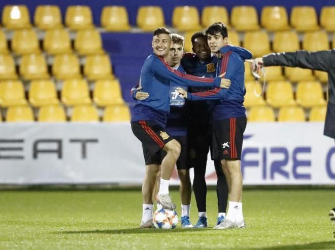 Enrique Clemente junto con Ansu Fati y otros compañeros de la sub 21 (Foto: RFEF).