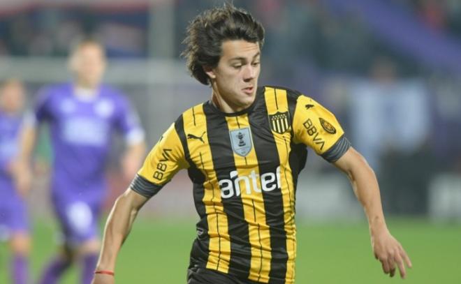 Facundo Pellistri, pretendido por el Atlético, en un duelo con Peñarol durante este curso.