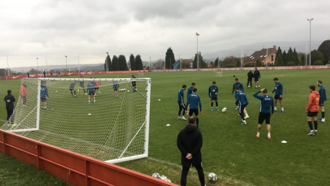 Entrenamiento del Sporting este jueves en Mareo bajo la atenta mirada de José Alberto.