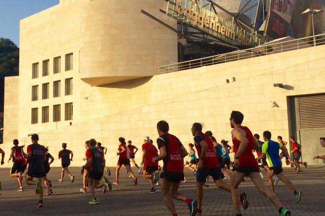 La Bilbao Night Marathon vuelve este sábado 22 de octubre de 2022 a la capital vizcaína.