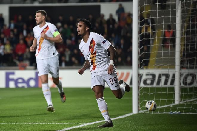 Justin Kluivert celebra su gol ante el Istanbul Basaksehir.
