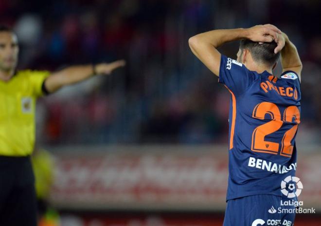 Pacheco se lamenta tras una acción fallada en el Numancia-Málaga (Foto: LaLiga).