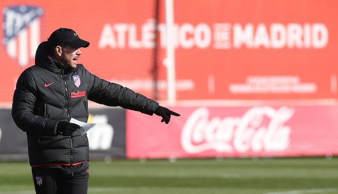 Simeone da indicaciones en una sesión del Atlético (Foto: ATM).
