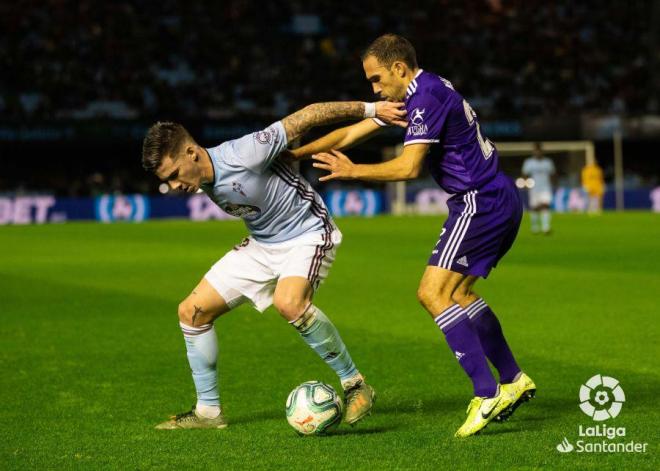 Nacho presiona a Santi Mina (Foto: LaLiga).