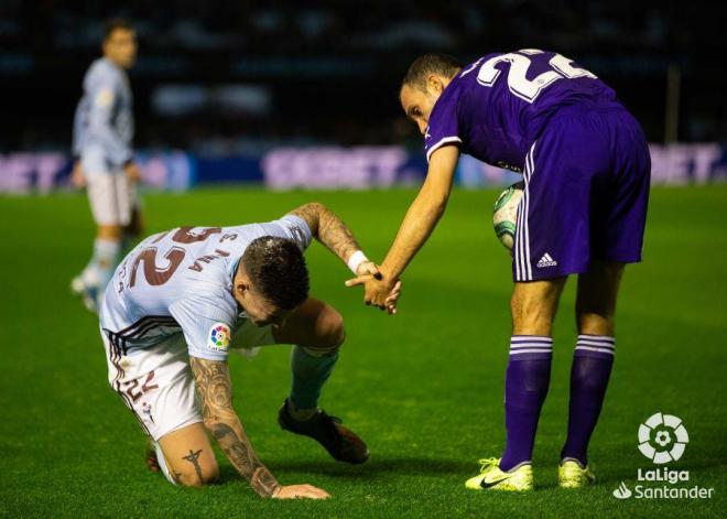 Nacho se disculpa ante Santi Mina (Foto: LaLiga).