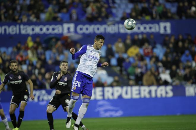 Simone Grippo cabecea un balón durante el Real Zaragoza-Girona (Foto: Daniel Marzo).