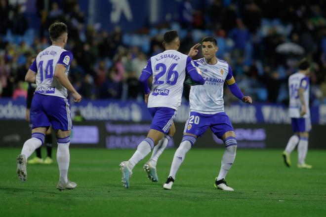 Grippo celebra un gol con Luis Suárez durante el Real Zaragoza-Girona (Foto: Daniel Marzo).