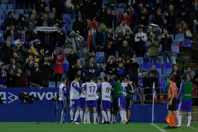 La plantilla celebra un gol durante el Real Zaragoza-Girona (Foto: Daniel Marzo).