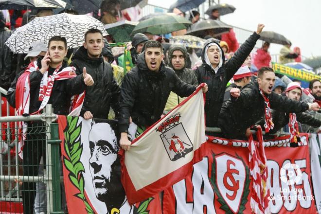 Aficionados del Sporting desplazados hasta Anduva (Foto: LaLiga).