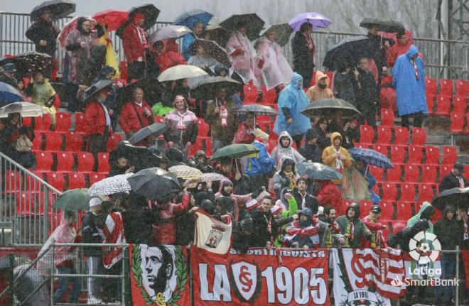 Aficionados del Sporting en las gradas de Anduva (Foto: LaLiga).