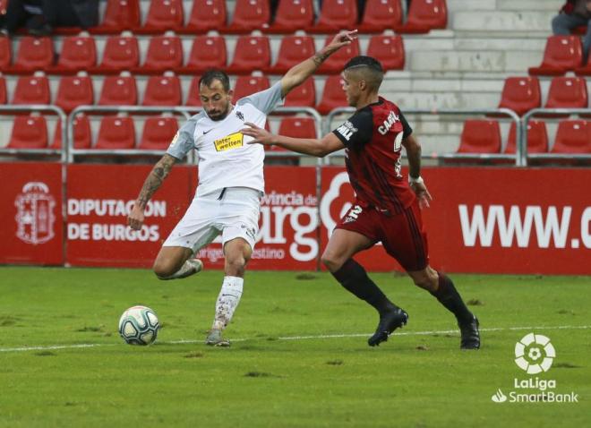 Aitor García dispara un balón en el partido ante el Mirandés (Foto: LaLiga).