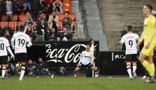 Ferran Torres celebra su gol con el Valencia CF ante el Villarreal (Foto: David González)