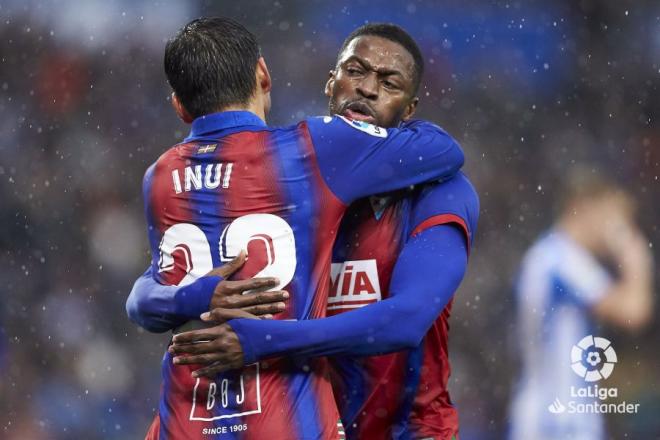 Diop celebra su gol ante la Real Sociedad con Inui.