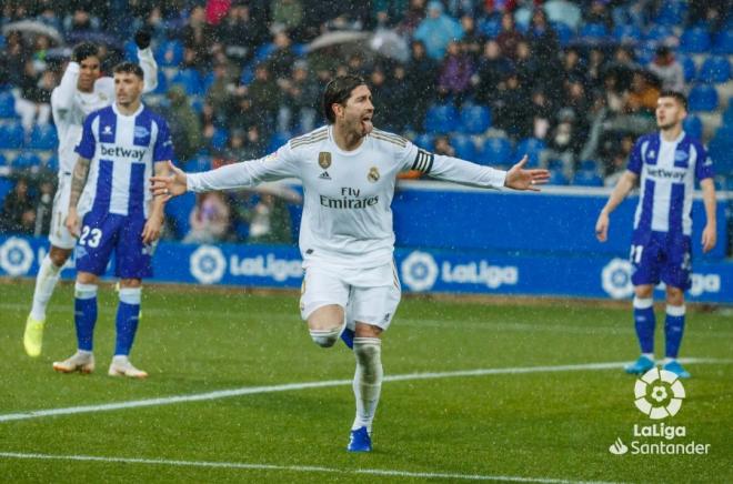 Ramos celebra su gol en el Alavés-Real Madrid.
