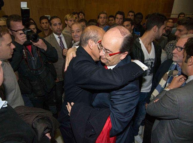 El expresidente José María del Nido abraza a José Castro (Foto: Kiko Hurtado)
