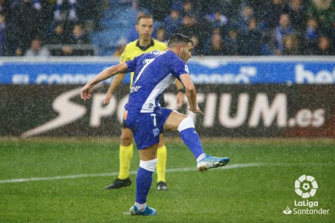 Disparo de Lucas Pérez de penalti con el Alavés (Foto: LaLiga Santander).