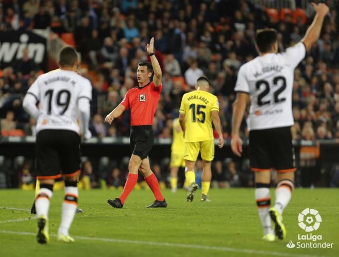 El árbitro en el Valencia-Villarreal (Foto: LaLiga)