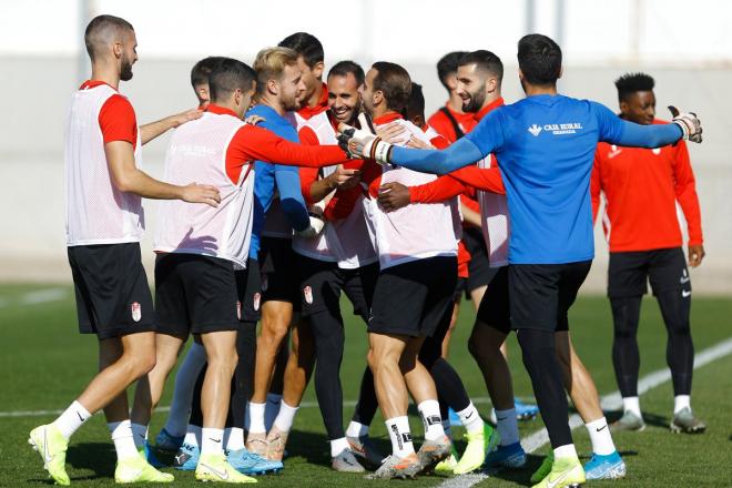 Los jugadores del Granada, en un entrenamiento (@GranadaCF).