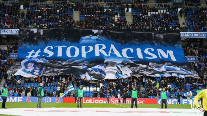 Tifo en el Reale Arena contra el racismo y en apoyo a Alexander Isak (Foto: Real Sociedad).