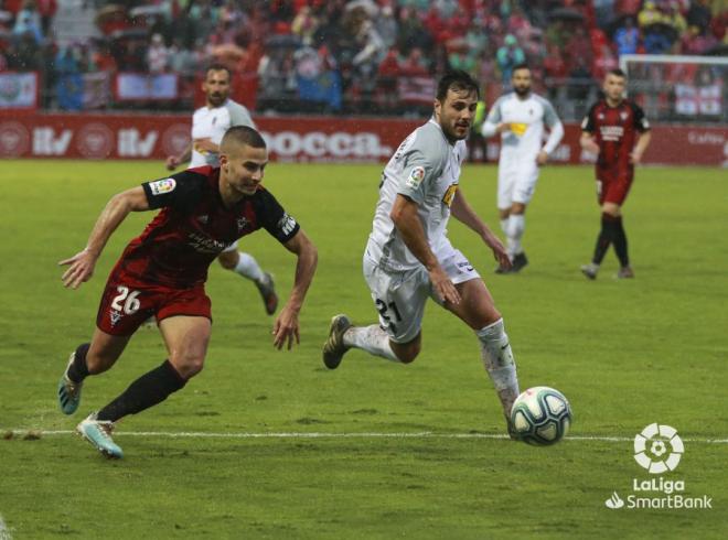 Álvaro Traver conduce un balón en el partido ante el Mirandés (Foto: LaLiga).