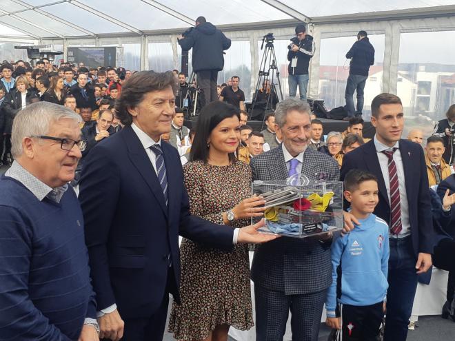 Hugo Mallo, Mouriño y varios representantes, con la urna que se ha colocado bajo la primera piedra de la Ciudad Deportiva del Celta.