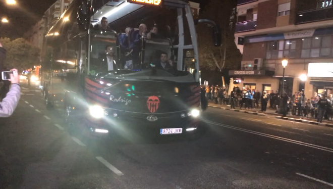 El autobús del Valencia CF a su llegada a Mestalla