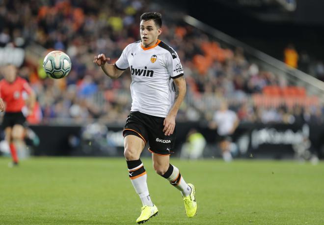 Maxi Gómez, durante el Valencia-Villarreal en Mestalla (Foto: David González).