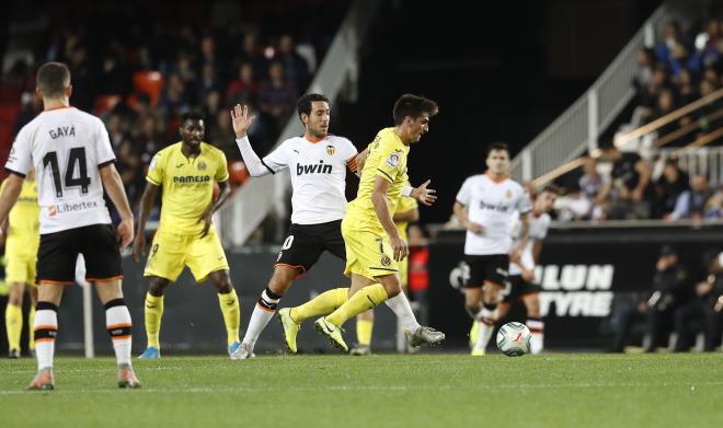 Dani Parejo durante un lance del último Valencia-Villarreal (Foto: David González).