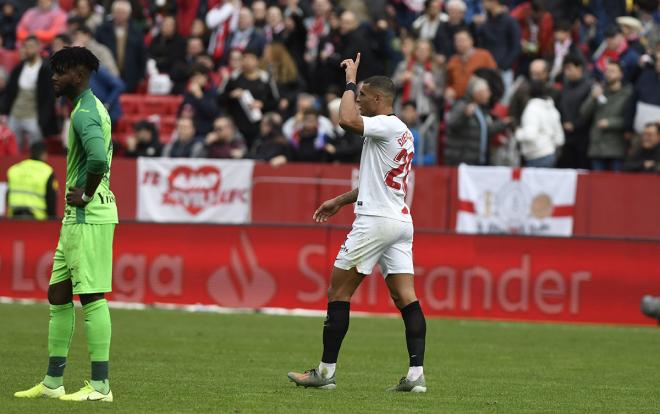 Diego Carlos, central del Sevilla, celebra su gol ante el Leganés (Foto: Kiko Hurtado).